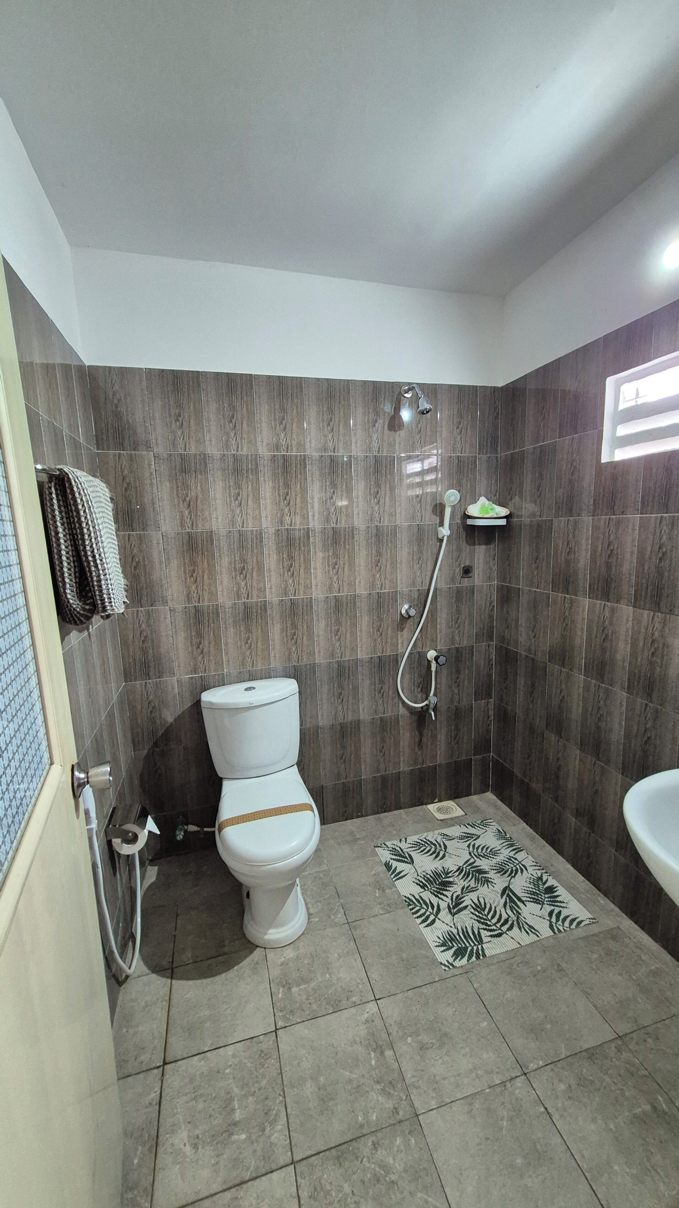 Ducha, artículos de tocador gratuitos, toallas, jabón