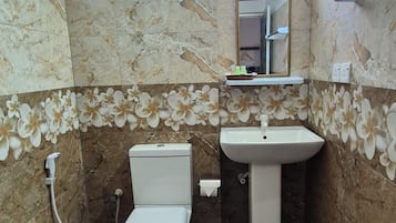 Habitación doble, vista al océano | Baño | Regadera, amenidades de baño gratuitas, toallas, jabón