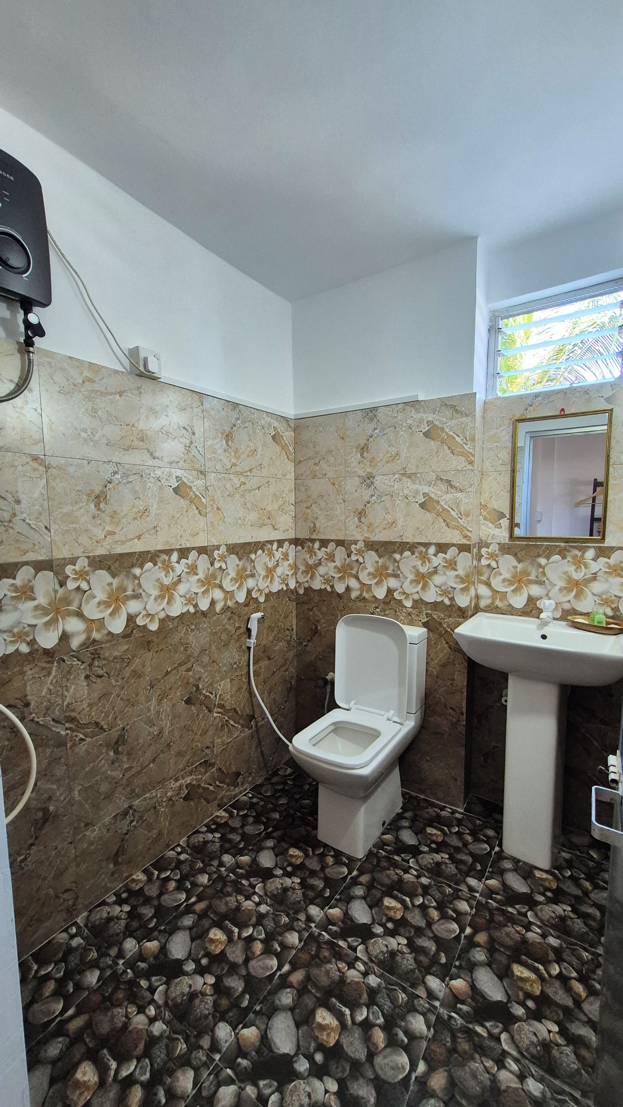 Dusche, kostenlose Toilettenartikel, Handtücher, Seife