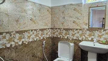 Dusche, kostenlose Toilettenartikel, Handtücher, Seife