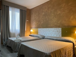 Comfort Triple Room | Desk, iron/ironing board, WiFi (free)