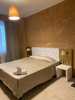 Comfort Single Room | Desk, iron/ironing board, WiFi (free)