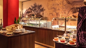 En buffet med et kort på væggen, en giraf-statue og diverse spisemuligheder.