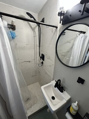 Dusche, Handtücher, Seife, Toilettenpapier