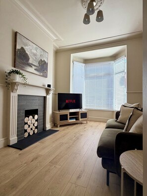 Living area - The Thoresby Retreat (Kingston upon Hull)
