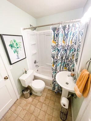 Bathroom - Charming 2-bedroom bungalow in the heart of Jones (Jones)