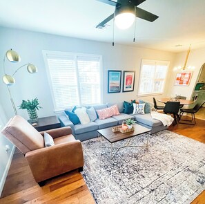 Living area - Charming 2-bedroom bungalow in the heart of Jones (Jones)
