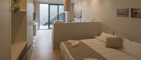 1 habitación, tabla de planchar con plancha, wifi y ropa de cama