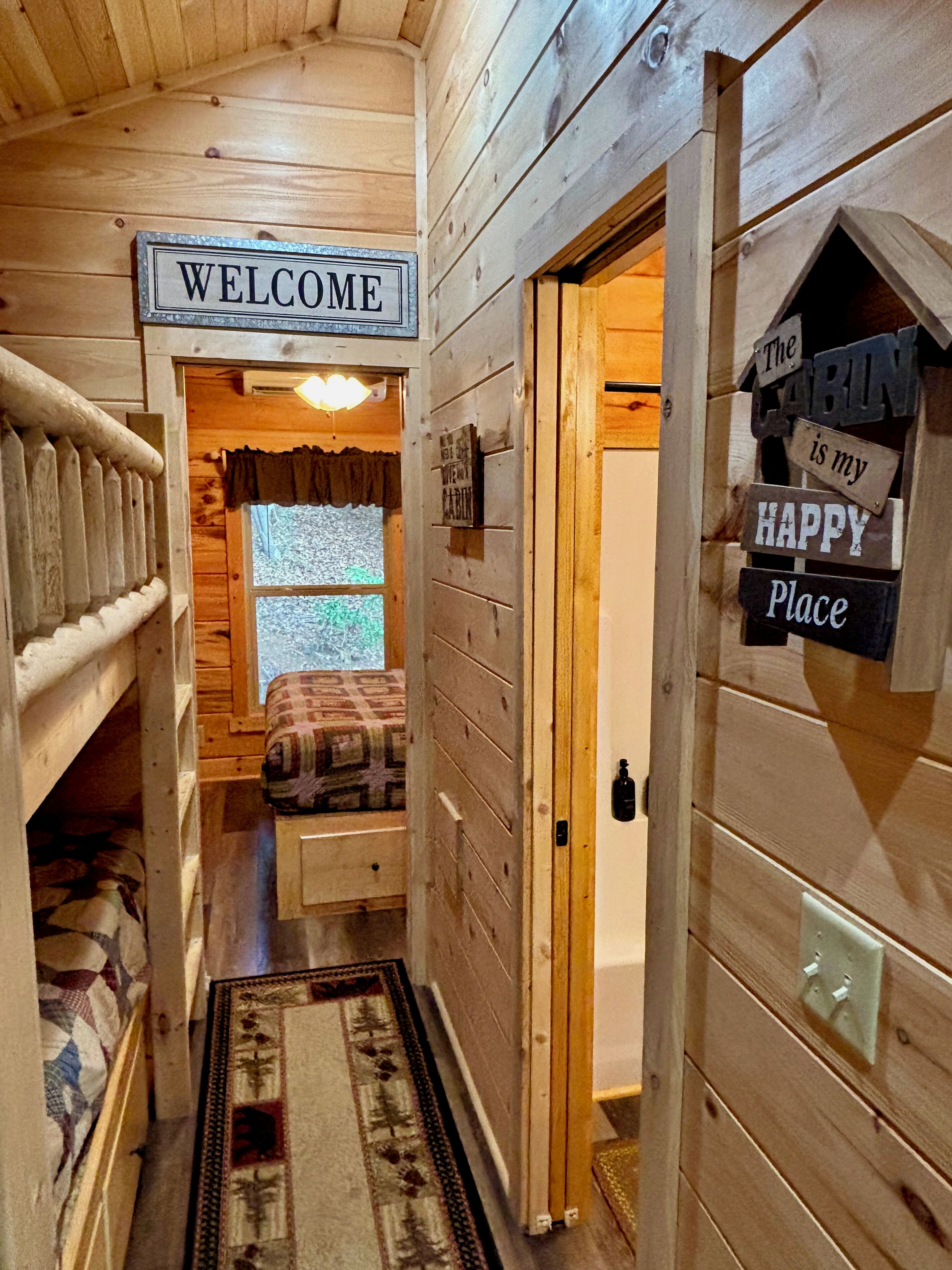 2 bedrooms, desk, WiFi, bed sheets