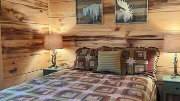 2 bedrooms, desk, WiFi, bed sheets