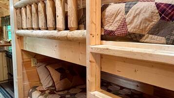 2 bedrooms, desk, WiFi, bed sheets