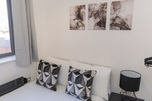 2 bedrooms, desk, iron/ironing board, travel crib - Highrise Balcony Stay in Heart of Wolverhampton (Wolverhampton)