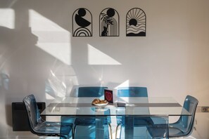 Dining - Highrise Balcony Stay in Heart of Wolverhampton (Wolverhampton)