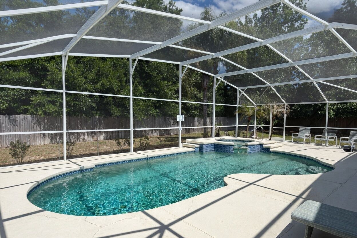 Piscina ao ar livre coberta com vista desobstruída da região.