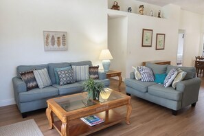 A living room with two sofas, a coffee table, and a lamp. - 3BR Pool Home in Kissimmee Sleeps 6 (Kissimmee)