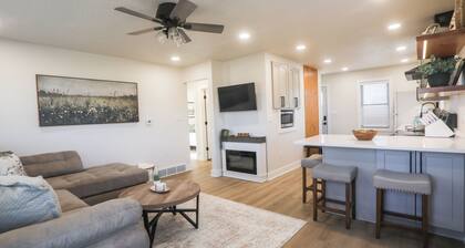 OPAL HOUSE Cozy Retreat - Steps to Yellow Banks Park - Sleeps 6 - Fire Pit
