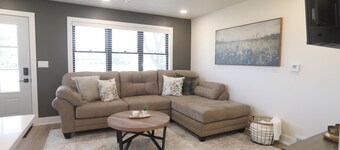 OPAL HOUSE Cozy Retreat - Steps to Yellow Banks Park - Sleeps 6 - Fire Pit