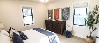 OPAL HOUSE Cozy Retreat - Steps to Yellow Banks Park - Sleeps 6 - Fire Pit