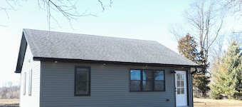 OPAL HOUSE Cozy Retreat - Steps to Yellow Banks Park - Sleeps 6 - Fire Pit