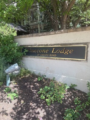 A sign for Pinecone Lodge at 30 Cresta Road. -  REMODELED 2 BEDROOM CONDO  PINECONE IN ARROWHEAD CLOSE TO LIFT (Edwards)