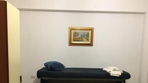 A compact room with a bunk bed, a framed picture on the wall, and a door on the left. - Daluef Alloggi - Loft 1 (Assemini)