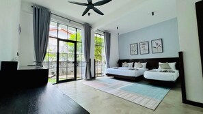 Kamar Keluarga, patio, pemandangan kebun | Brankas, tirai kedap cahaya, setrika/meja setrika, dan Wi-Fi gratis