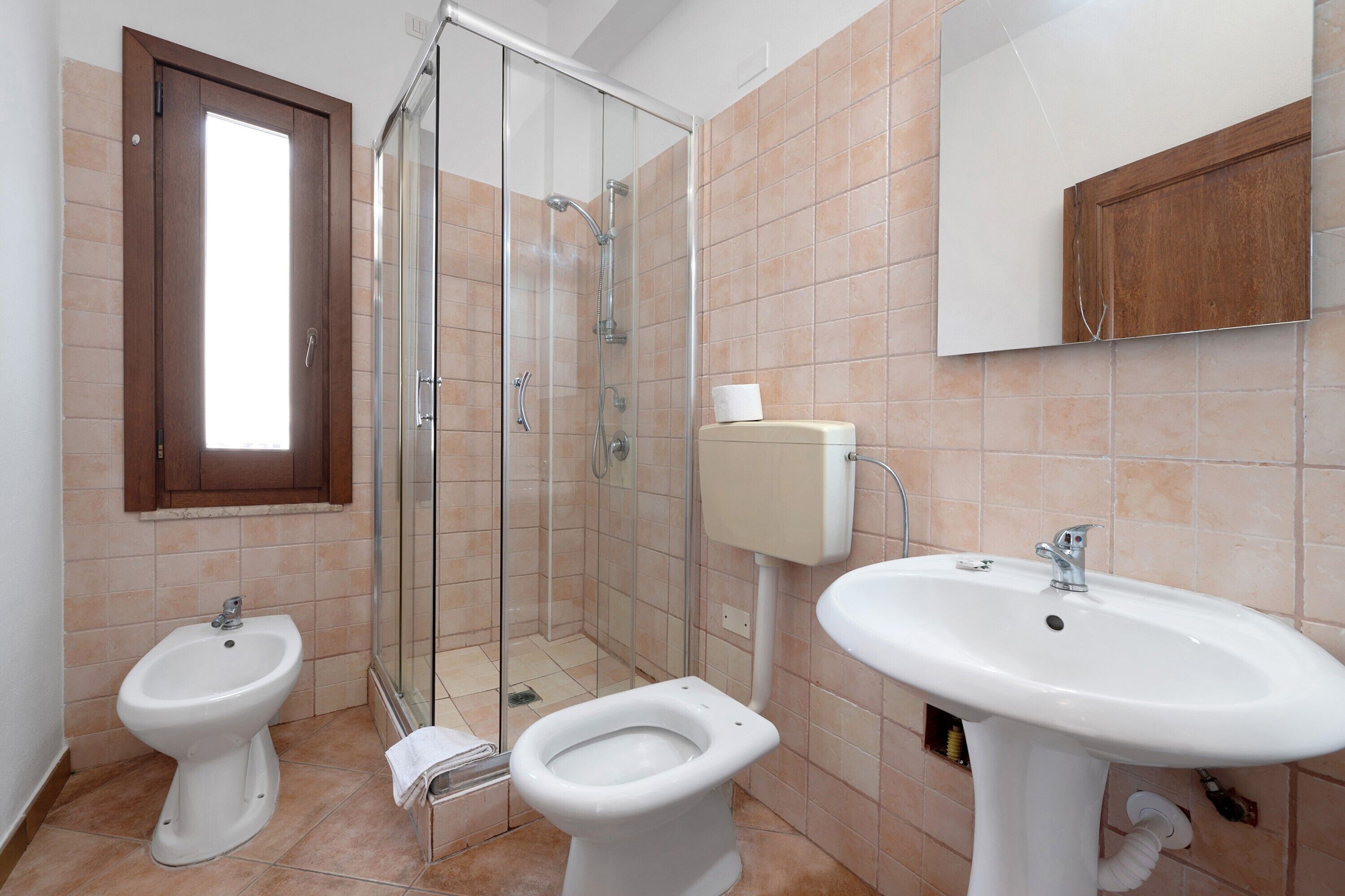 Een douche, een haardroger, handdoeken