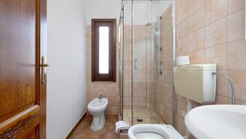 Douche, sèche-cheveux, serviettes fournies