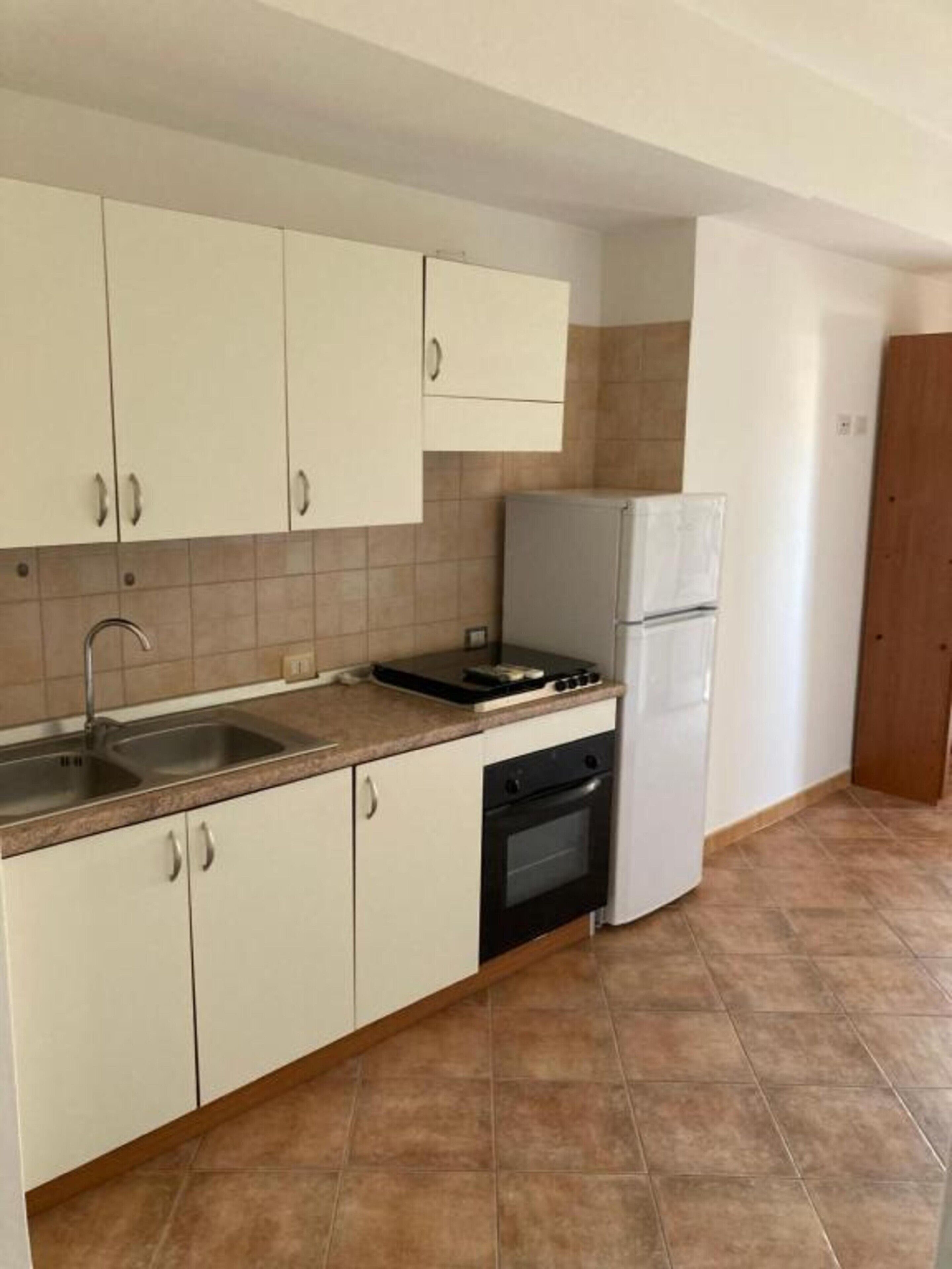 Frigorifero, forno, piano cottura, pentole/stoviglie/utensili