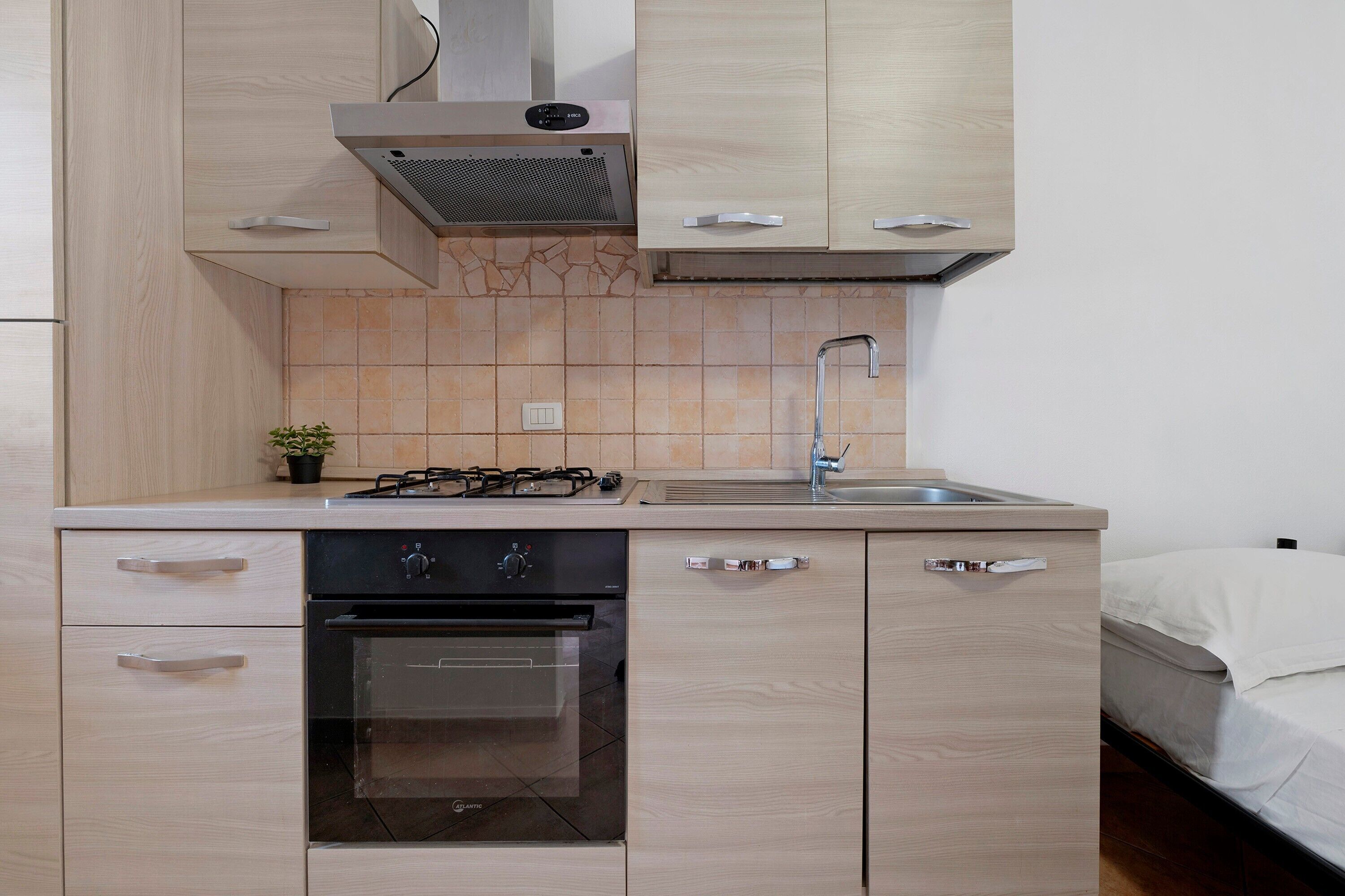 Frigorifero, forno, piano cottura, pentole/stoviglie/utensili