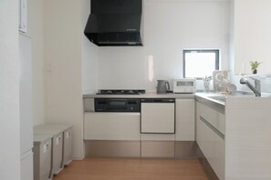 Cocina compacta equipada con microondas, estufa y lavavajillas.