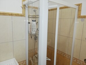 Dusche, Haartrockner, Bidet, Handtücher