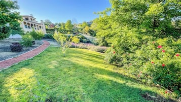 House, 3 Bedrooms, Garden View | Property grounds