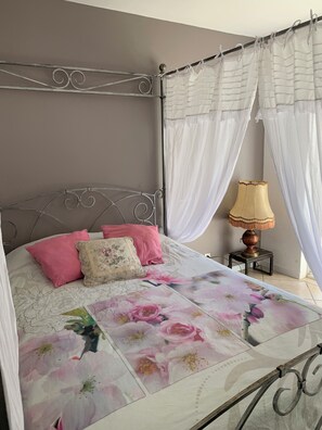 Free WiFi, bed sheets - 2-bedroom apartment for rent in a peaceful, lush setting (La Seyne-sur-Mer)