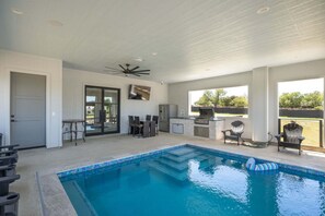 Pool - *New* The Marbella on LBJ | Private Pool, Boat Slips & Lift, Sleeps 19 🌅 (Kingsland)