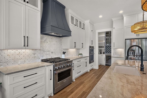 Private kitchen - *New* The Marbella on LBJ | Private Pool, Boat Slips & Lift, Sleeps 19 🌅 (Kingsland)