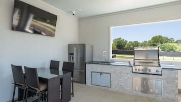 Coffee/tea maker, fridge, microwave, oven