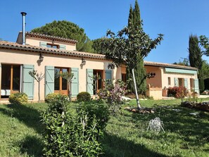 Exterior - Villa with Pool on a 6,200-square-meter Estate in Green Provence. Sleeps 6 to 10 people. (Draguignan)
