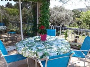 Outdoor dining - Villa with Pool on a 6,200-square-meter Estate in Green Provence. Sleeps 6 to 10 people. (Draguignan)