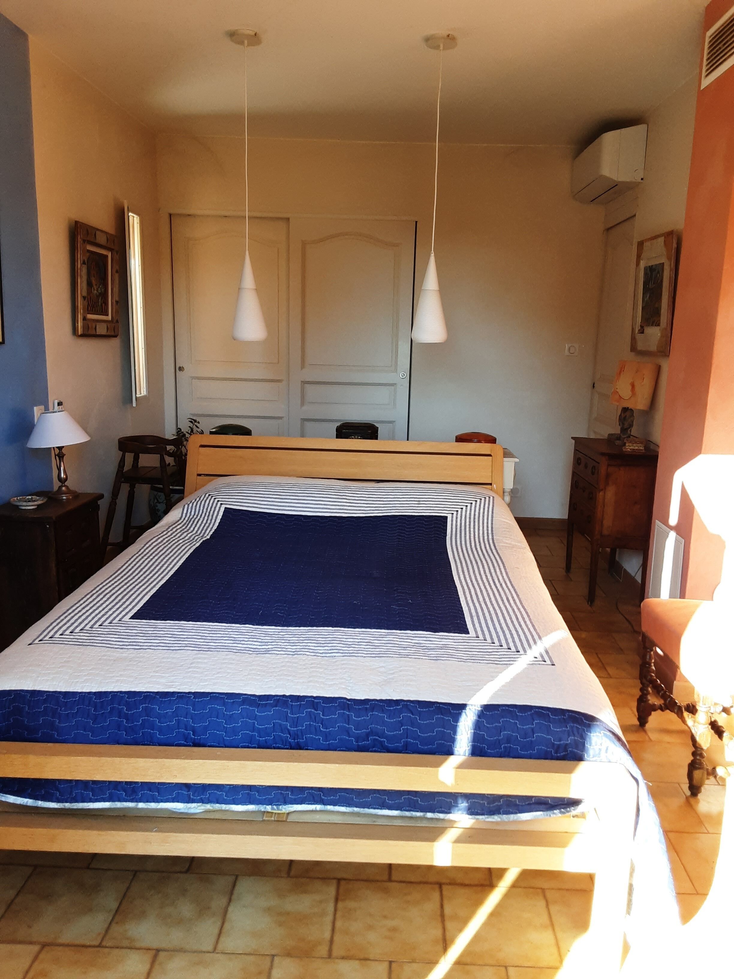 4 dormitorios, tabla de planchar con plancha, Internet y ropa de cama