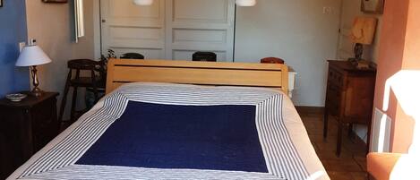 4 bedrooms, iron/ironing board, Internet, bed sheets