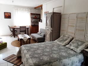 Room - Villa with Pool on a 6,200-square-meter Estate in Green Provence. Sleeps 6 to 10 people. (Draguignan)