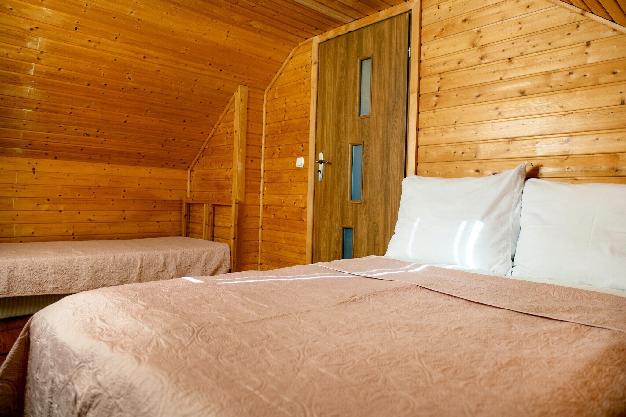 2 habitaciones, tabla de planchar con plancha y cuna de viaje 