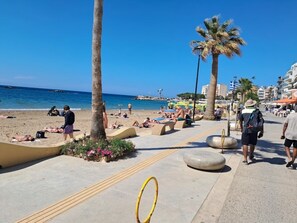 Perto da praia, espreguiçadeiras, toalhas de praia 