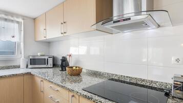 Coffee/tea maker, fridge, microwave, oven