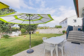 Outdoor dining - Casa S João – Rustic House by River, Sea, and Mountains (Seixas)