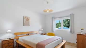 Een strijkplank/strijkijzer, wifi, beddengoed