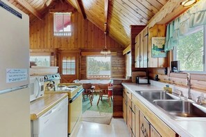 Coffee/tea maker, fridge, microwave, oven - Lakefront Log Cabin with Private Dock (Rollins)