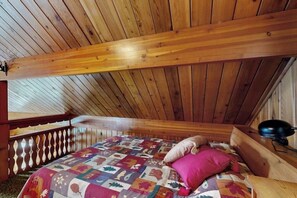 1 bedroom, WiFi, bed sheets - Lakefront Log Cabin with Private Dock (Rollins)