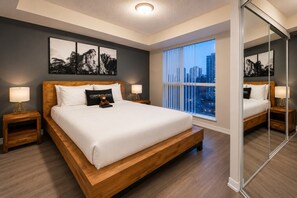 Ein modernes Schlafzimmer mit einem großen Bett, Stadtblick und einem Spiegel.